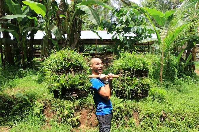 Authentic hike in the forest with lunch at the inhabitant - What guides Gede Sutapa and the small group add