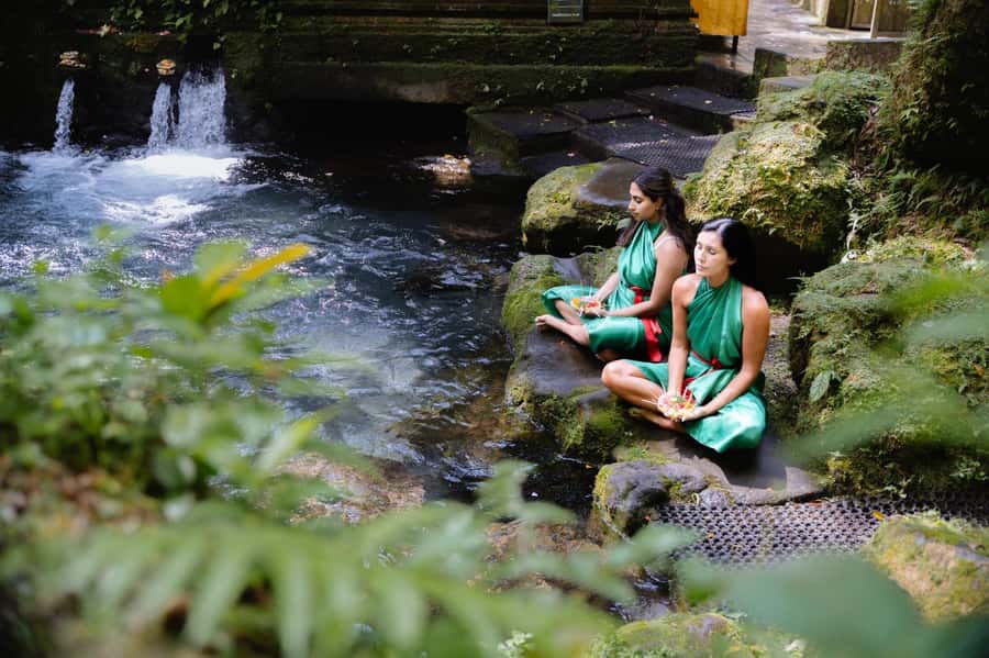 Bali Eat, Pray and Love Experience - A palm reading with a Balinese healer