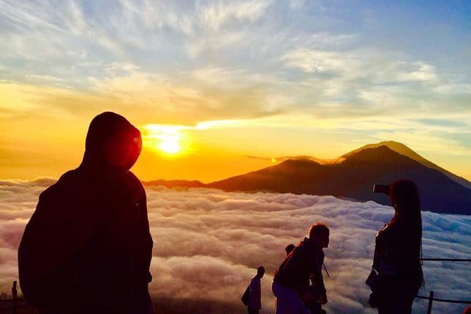 Bali Rainforest Hiking With Canoeing And Waterfall Adventure - Coffee, snacks, and a Balinese lunch