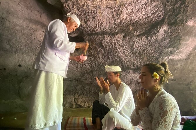 bali sacred natural healing with Priest. - A spiritual start at Gumi Uwug Manduang
