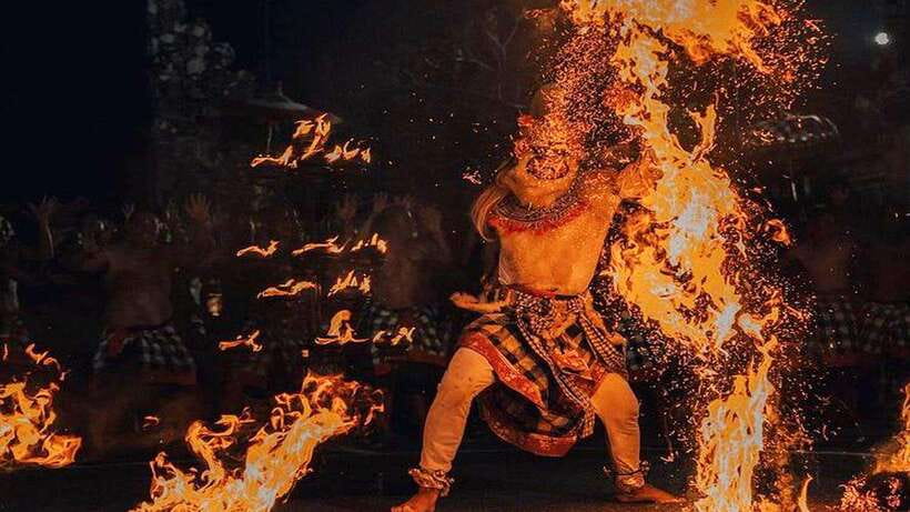 Bali: Ubud Kecak and Fire Dance Show Tickets - Arriving at the Ubud temple venue