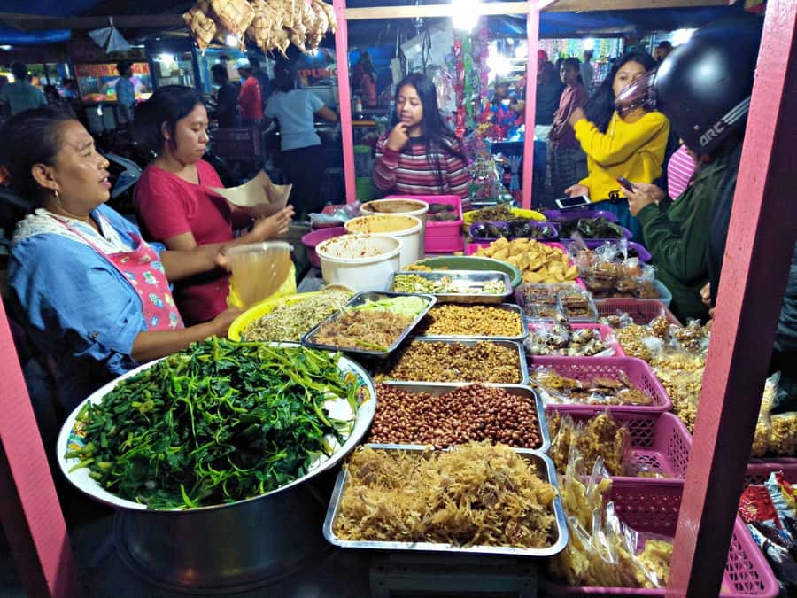 Bali - Ubud Night Market Food Tour - The evening begins with Balinese cakes