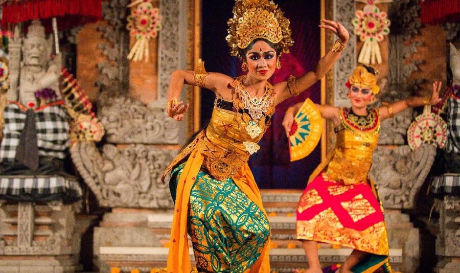 Bali: Ubud Palace Legong Dance Show Ticket - Entering the Ubud Palace performance area