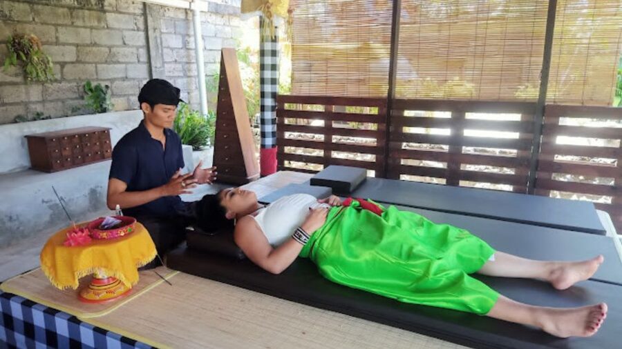 Bali: Ubud Palm of Hand Reading with Balinese Method - A 40-minute appointment with up to 10 people