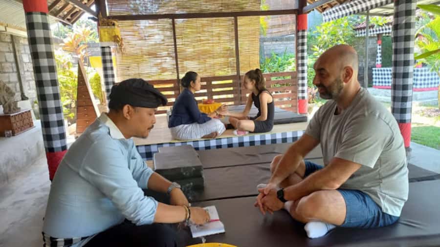 Bali: Ubud Palm of Hand Reading with Balinese Method - How to get more from the reading