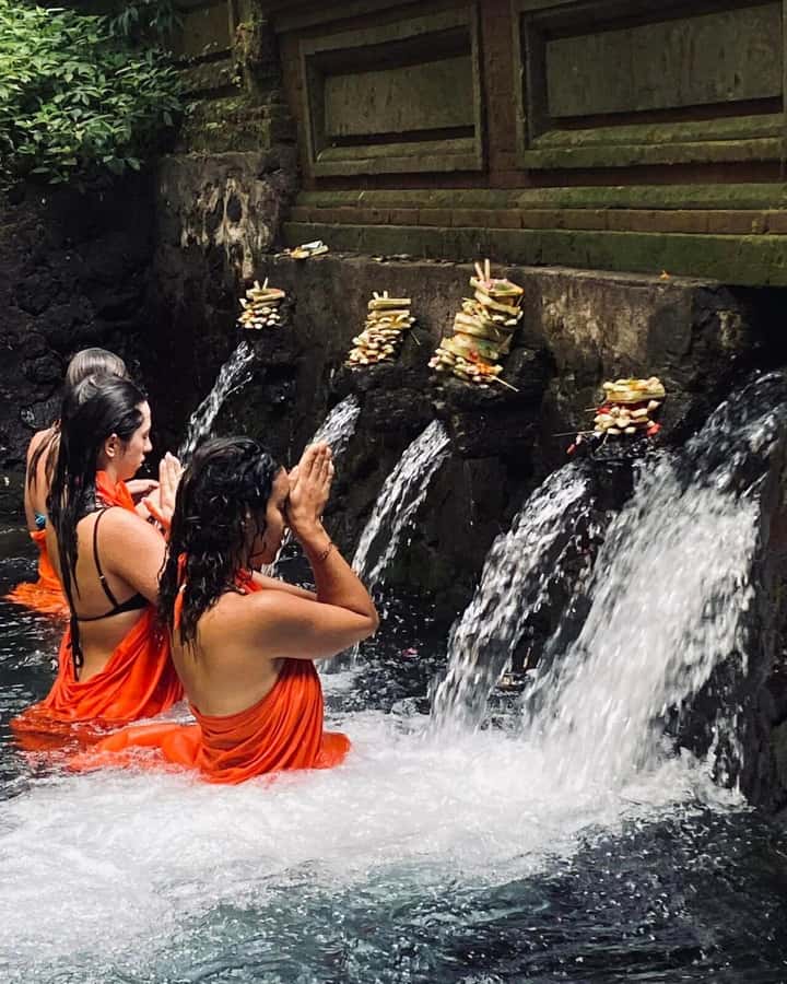 Bali: Ubud Spiritual Cleansing and Meditation Healing Tour - Making Canang Sari with local women