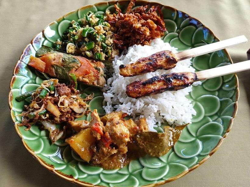 Balinese cooking class/Go shopping at the market, cook, eat - The food and the final shared meal