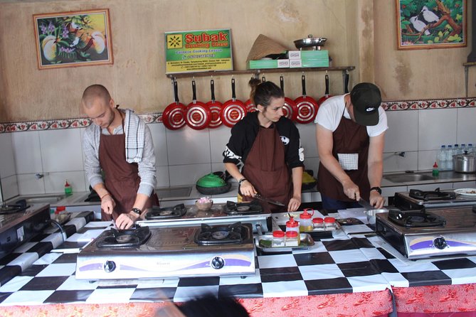 Balinese Ubud cooking school (9 Dish Cooking and Market Tour) - Rice paddies and a local house before the kitchen