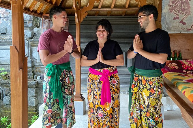 Be a real Balinese with Traditional Balinese Cooking Class - Eating lunch from dishes placed on the floor