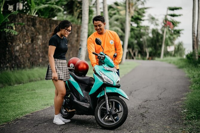 Canggu Scooter Lessons - The parking lot: controls before confidence