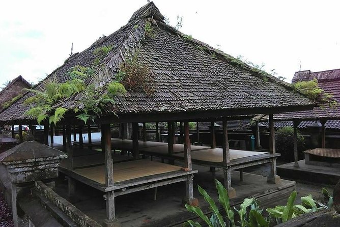 Day Tour with Sunrise and waterfall - Kehen Temple rewards a slower look