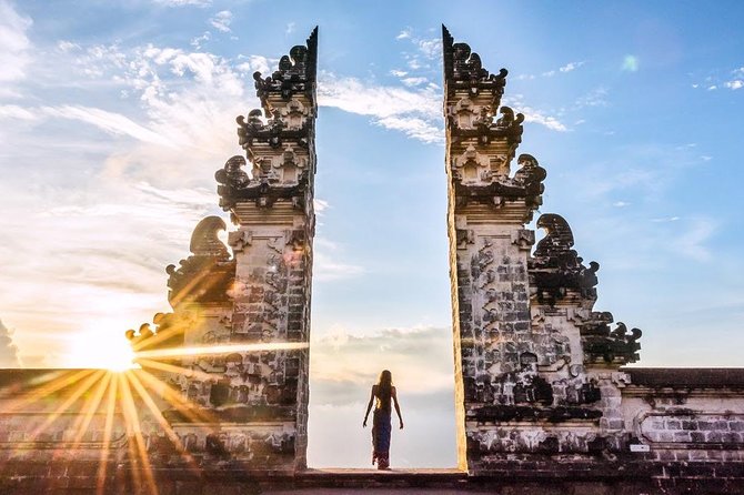 East Bali Tour: Gate of Heaven, Water Palace, Sleeping Gajah - Tirta Gangga, fountains, gardens, and koi ponds