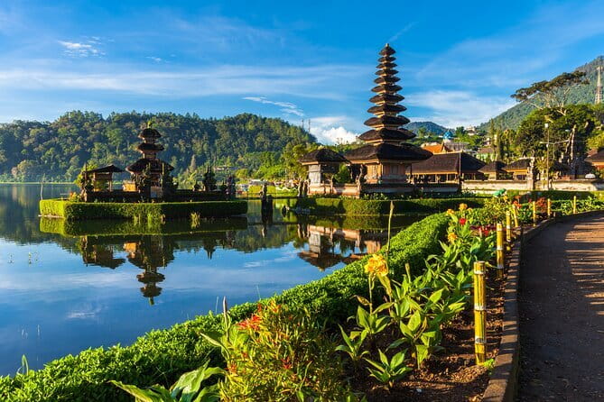 Full Day Tour to Water Temples UNESCO Rice Terraces in Bali - Handara Iconic Gate and the value of a short photo stop