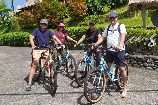 Jatiluwih E-bikes Tour Cycling Group - Luhur Besikalung Temple and the gong-like chain