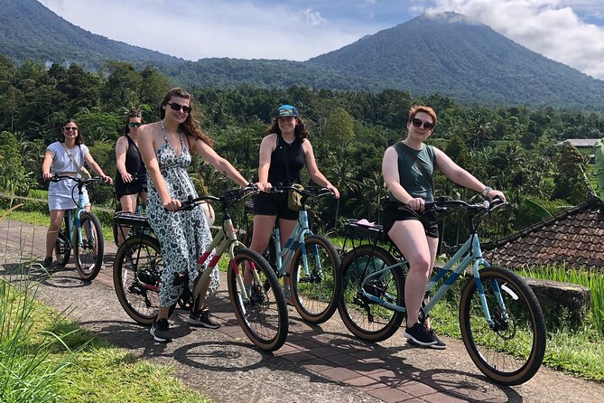 Jatiluwih E-bikes Tour Cycling Group - The post-ride food stop