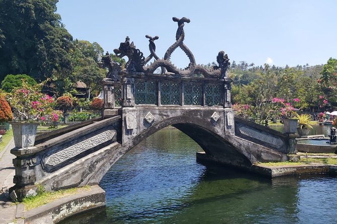 Lempuyang Tour : Heaven gate, Tirta Gangga, Goa Raja waterfall - What the private driver-guide adds