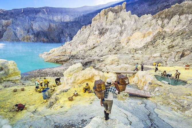 Overnight Mount Ijen Blue Fire Trek Tour From Bali (Private-All Inclusive) - Dinner and a Java room make the night more manageable