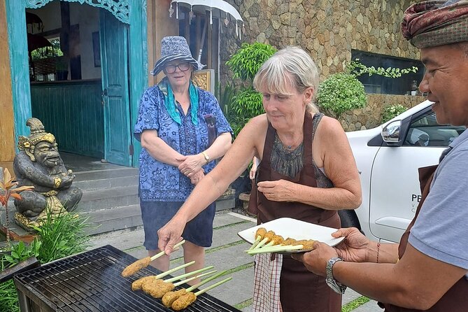 Private Balinese Cooking Class in Ubud at Santika's Home - From central Ubud to Santika’s village kitchen