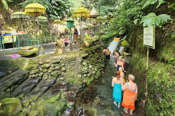Private Balinese Purification in Holy Water at Temple with Local - What Melukat means in Balinese life
