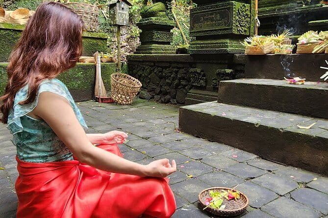 Private Balinese Purification in Holy Water at Temple with Local - Learning through a local guide