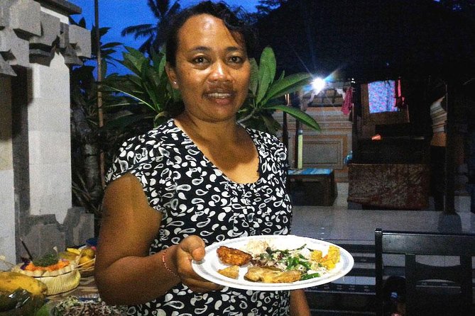 PRIVATE Ubud Market Tour & Balinese Cooking Class with Putu - The family welcome and host connection