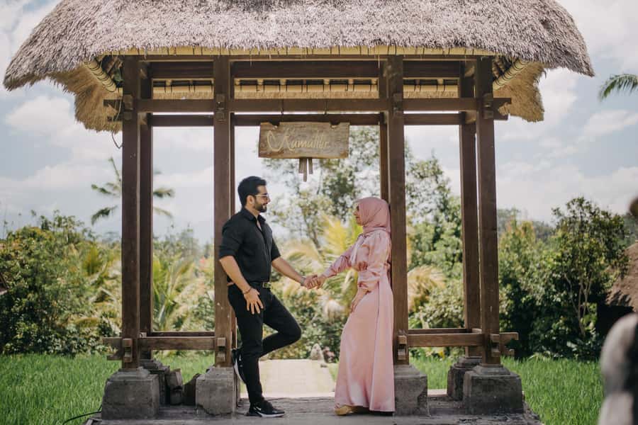 Private Ubud Tour With Professional Photographer with Edit - The human side: posing help and local conversation