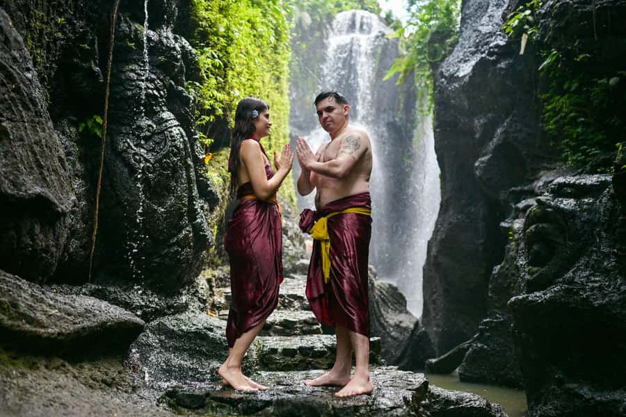 Taman Beji Griya Waterfall: Holy Bathing/Soul Retreat Ritual - Following the ritual from offering to waterfall