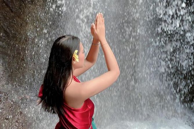 Taman Beji Griya Waterfall Tranquil Purification Ceremony - The role of the guide and photographs