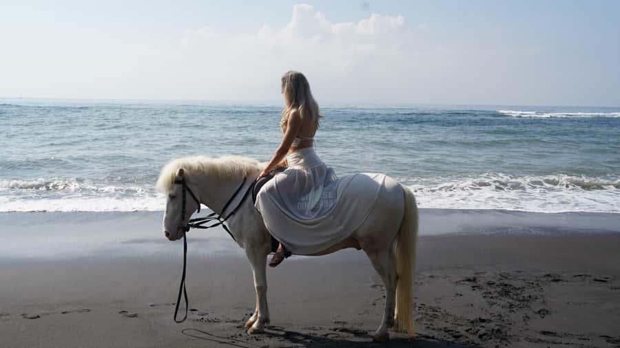 Ubud: 1 Hour Beach Horse Riding with Transfer - Photo Time With the Horse