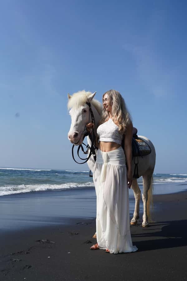 Ubud: 1 Hour Beach Horse Riding with Transfer - Meeting the Horses at the Stable