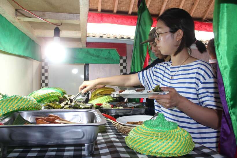Ubud: Balinese Cooking Class and Market Tour - Entering the family compound