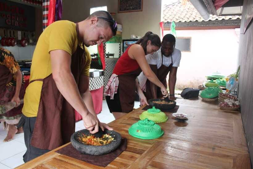 Ubud: Balinese Cooking Class and Market Tour - The guides and the tone of the class