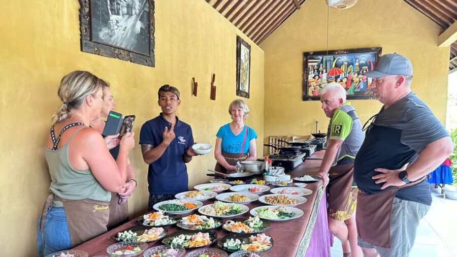 Ubud: Balinese Cooking Class with Hotel Transfers - From Ubud hotel pickup to the local market
