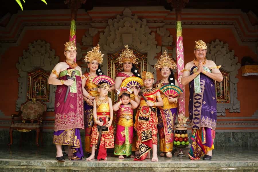 Ubud: Balinese Costume Photoshoot with Make Up - Makeup, hair, and the careful transformation