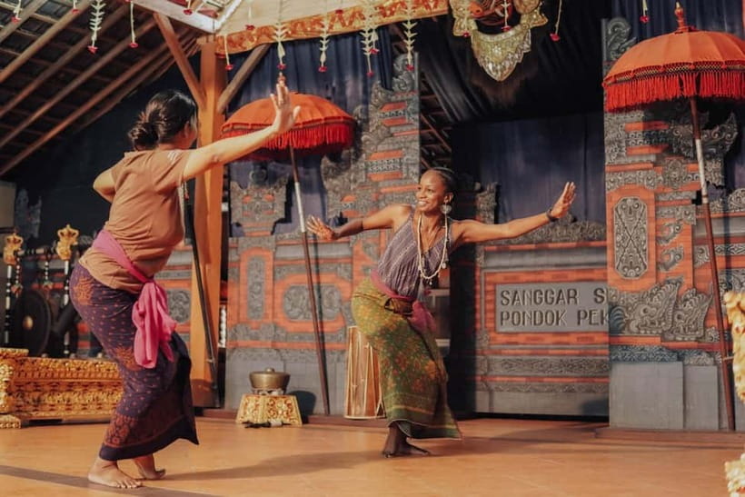 Ubud: Balinese Dance Class All Level with Pro Instructor - Wearing Songket and Balinese Clothing
