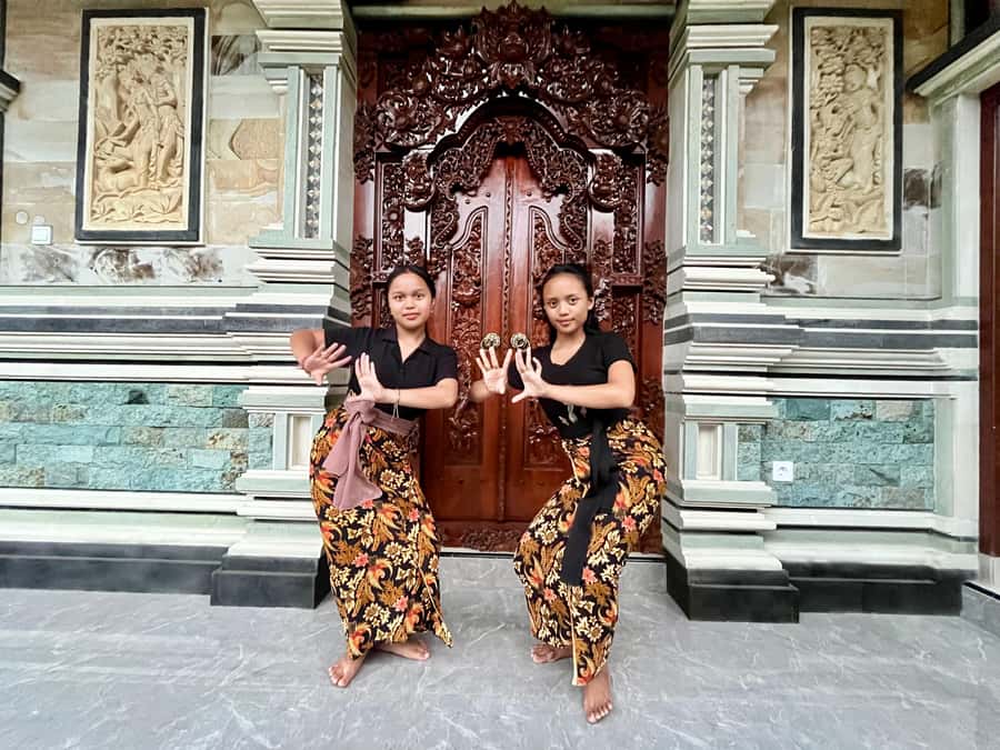 Ubud: Balinese Dance Class with Local Instructor - Costumes, scarves, and the photo session