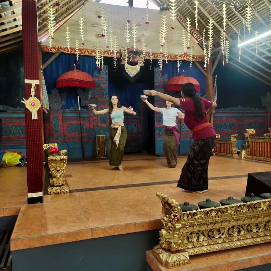 Ubud: Balinese Dance Class with Local Instructor - Learning Pendet, the graceful welcome
