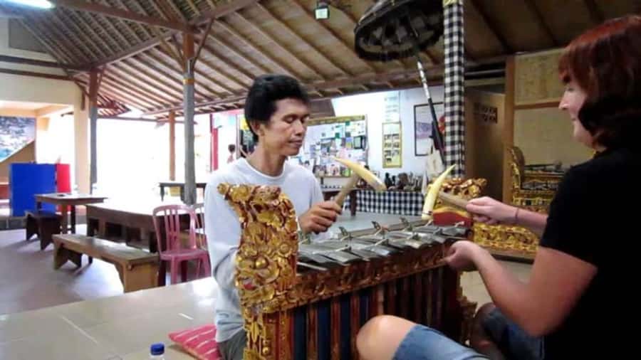 Ubud: Balinese Traditional Gamelan Music Class with a Master - Learning the interlocking rhythm
