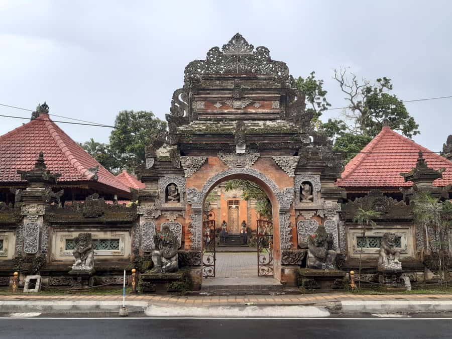Ubud: Campuhan Ridge Walk, Tegallalang Rice Terrace & More - Ubud lunch, palace, and the story of Bali’s kingdoms