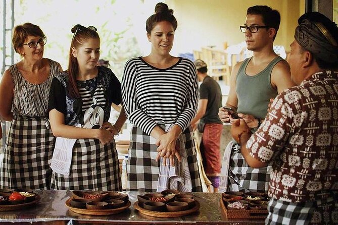 Ubud Cooking Class Bali with Balinese Chef - The Morning Market Visit in Ubud