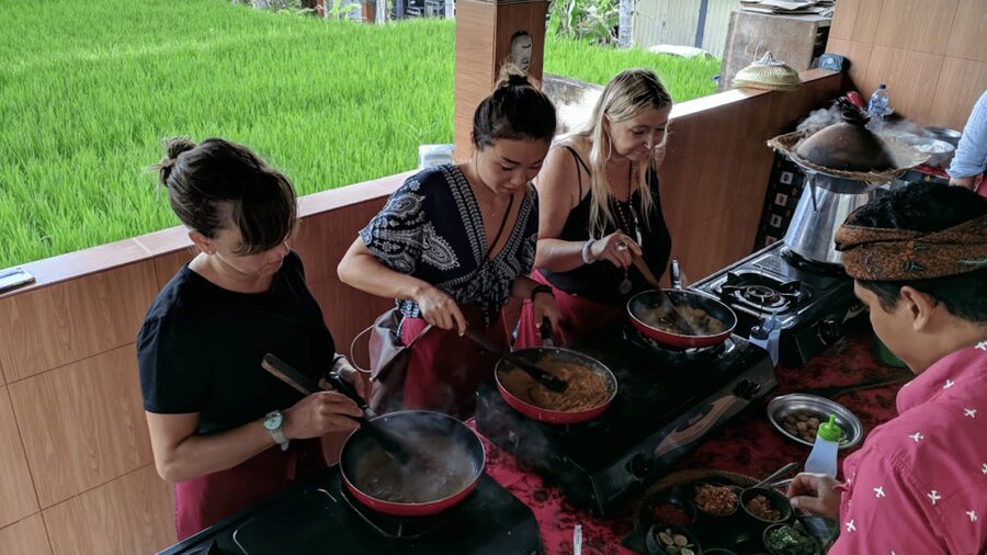 Ubud: Cooking Class with Transfers and Optional Market Visit - Transfers, meeting point, and timing