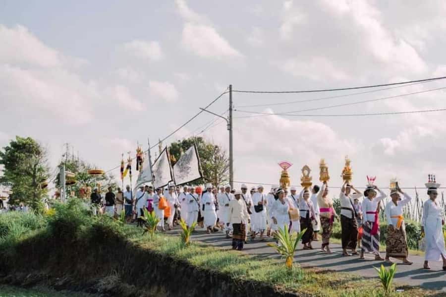 Ubud: Cycling Tour Local Villages, Temple, and Rice Field - Starting with breakfast and the Mount Batur view