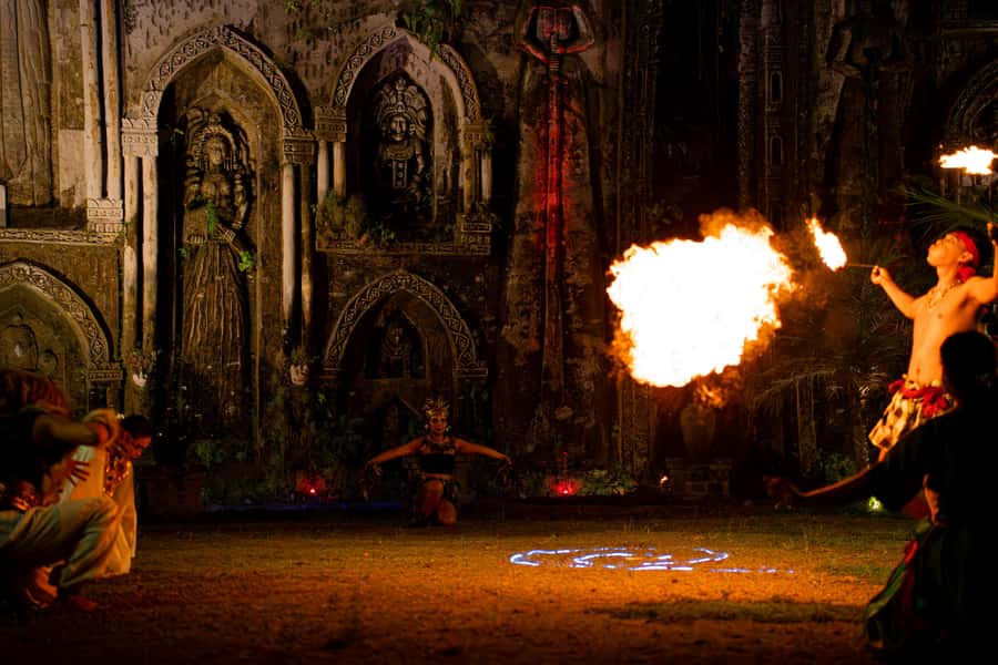 Ubud: Dinner Show Lost City - Story of Humanity Experience - The final battle and the point of the story