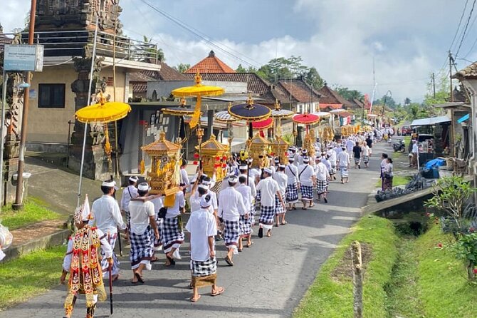 Ubud: Downhill Cycling with Volcano, Rice Terraces and Meal - Guides who turn a bike ride into a cultural tour
