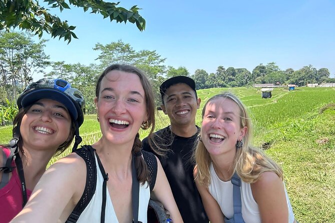 Ubud: Downhill Cycling with Volcano, Rice Terraces and Meal - Lunch in Banjar Laplapan