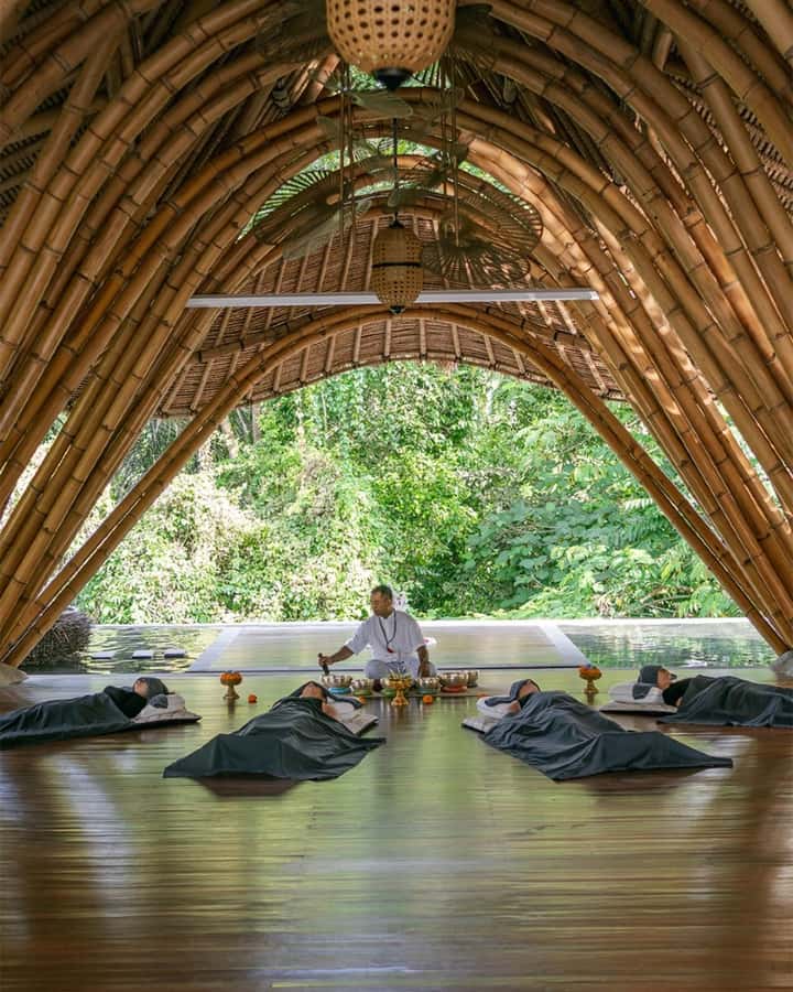 Ubud: Floating Sunset Sound Bath & Sound Healing Experience - A sound bath with a Bali sunset setting