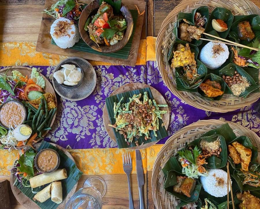 Ubud: Gianyar Night Market Food Tour with up to 17+ Tastings - Small details that make the evening easier
