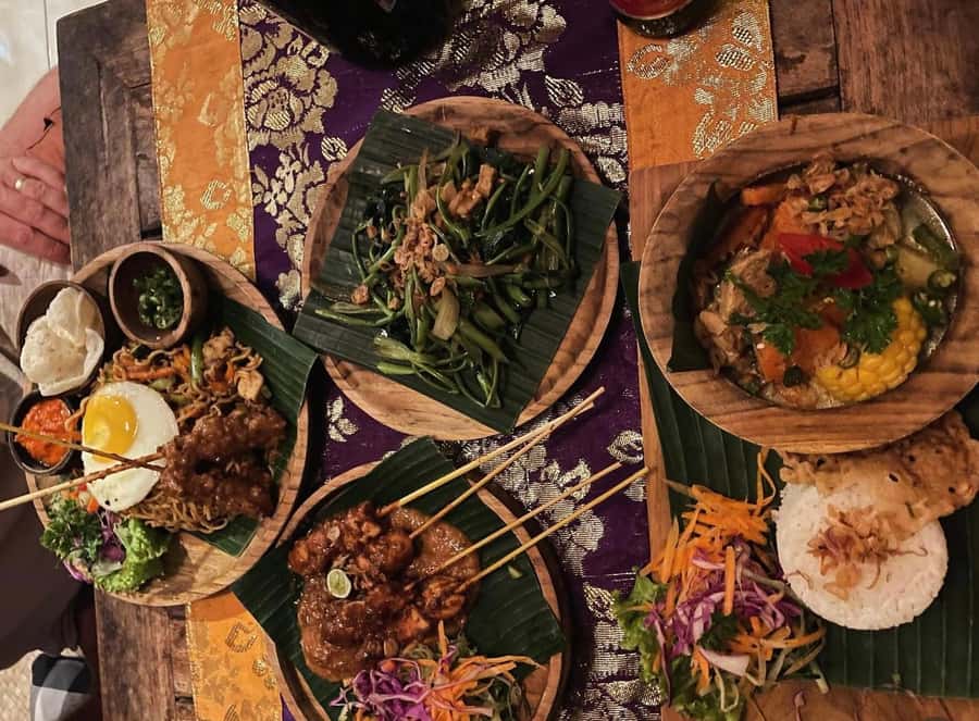 Ubud: Gianyar Night Market Food Tour with up to 17+ Tastings - Nasi campur lets you try a little of many things