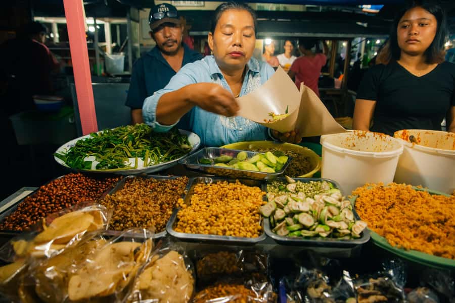 Ubud: Gianyar Night Market Food Tour with up to 17+ Tastings - Who should book this market tour