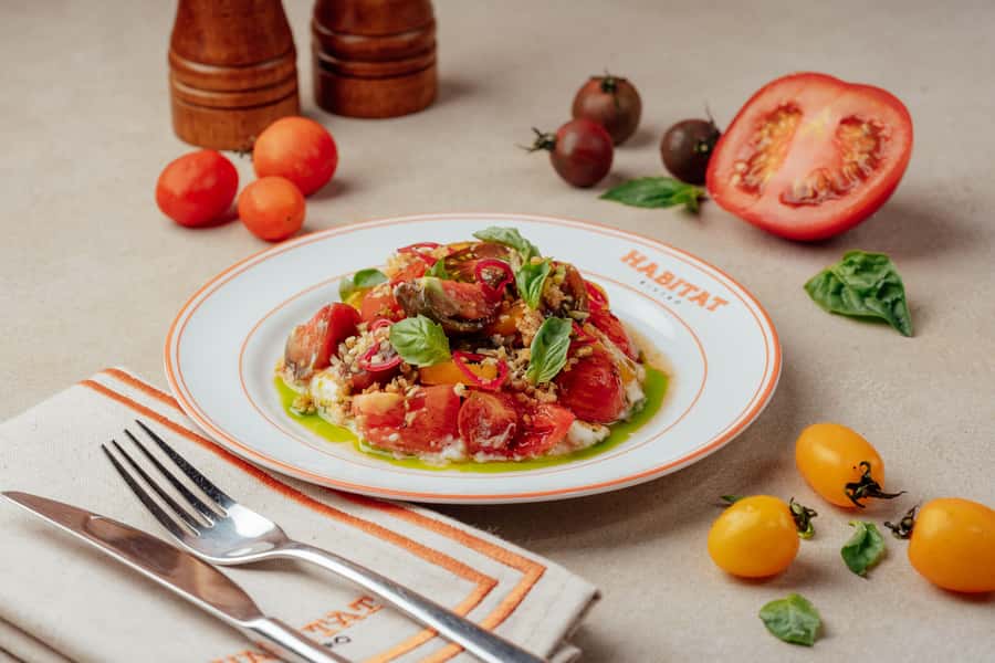 Ubud/Monkey Forest: Habitat Bistro Dining E-Voucher - Choosing food from the à la carte menu